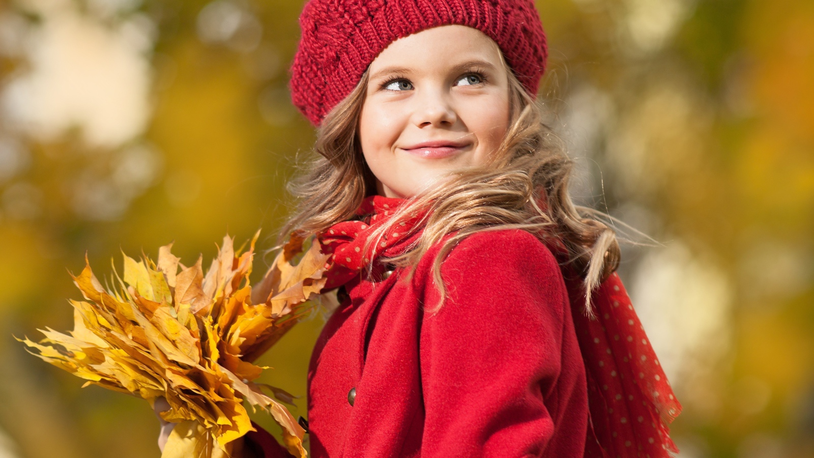 Девочка с желтыми листьями