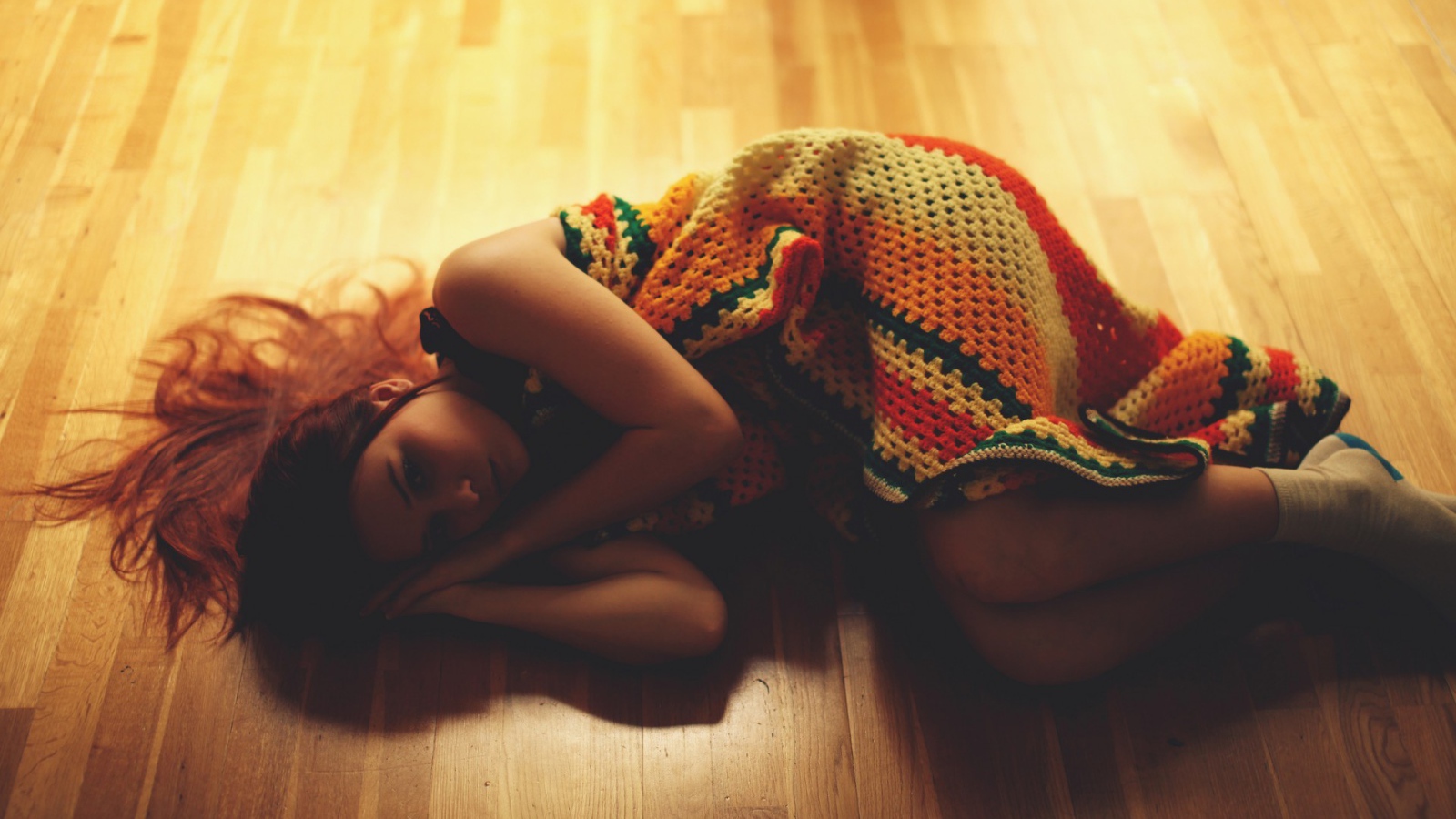 Девочка лежит на полу