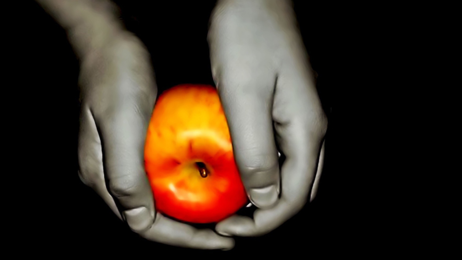 Цветное яблоко в руках