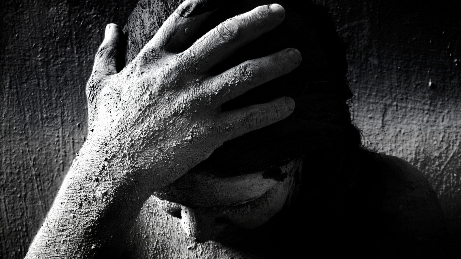 Голова девушки в стене