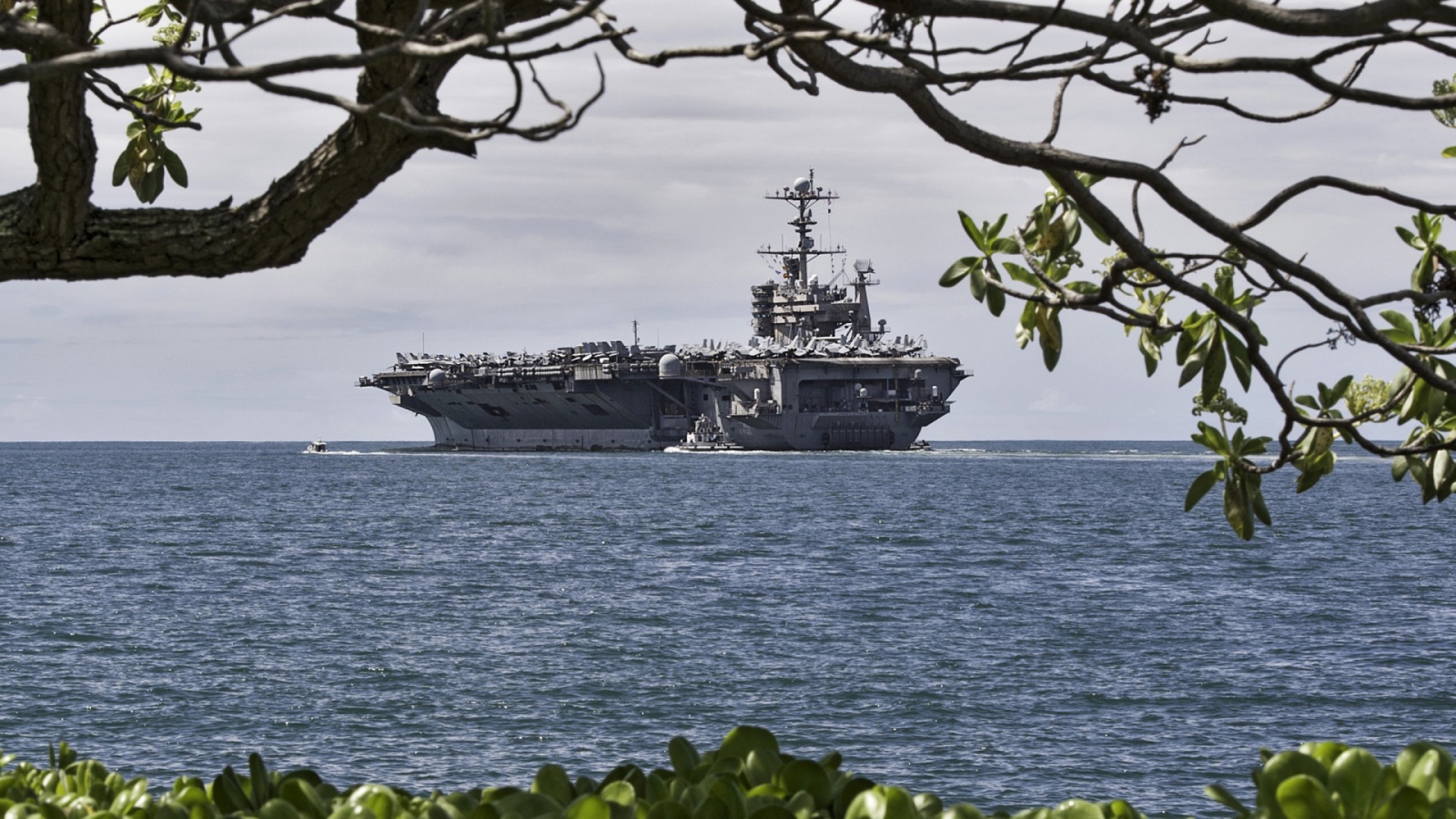 Авианосец у побережья