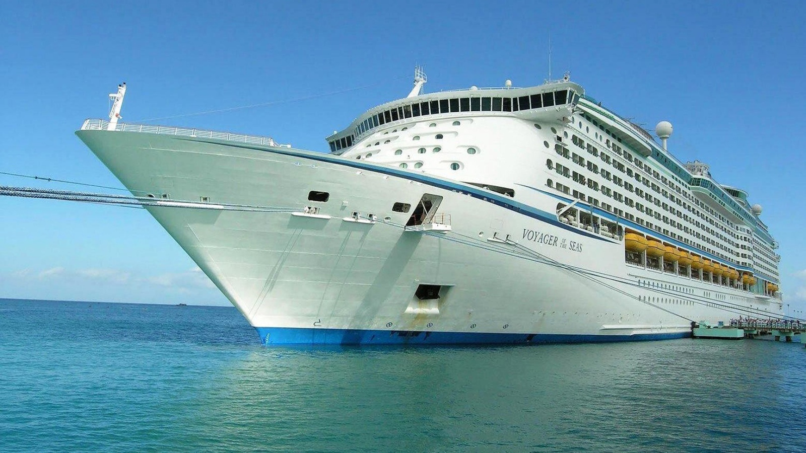 Пассажирский корабль в порту