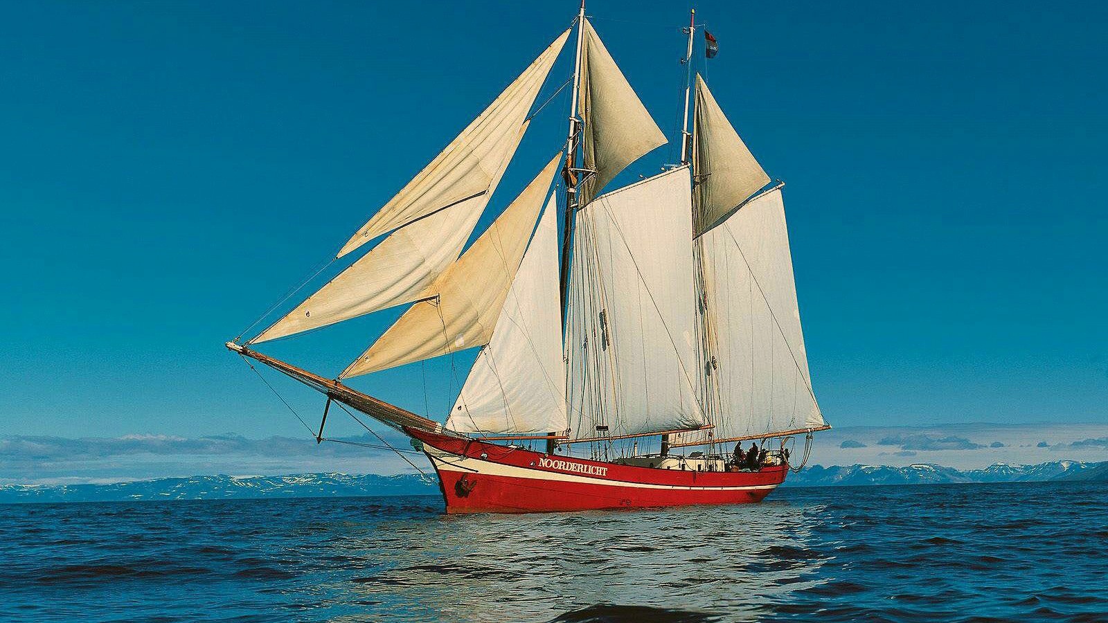 Красный парусник уходит в море