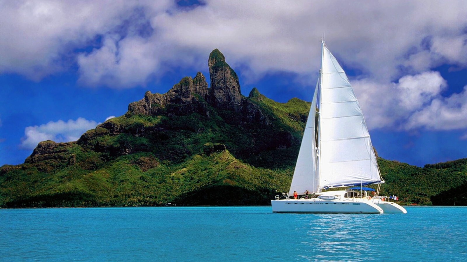 Небольшой парусник у острова