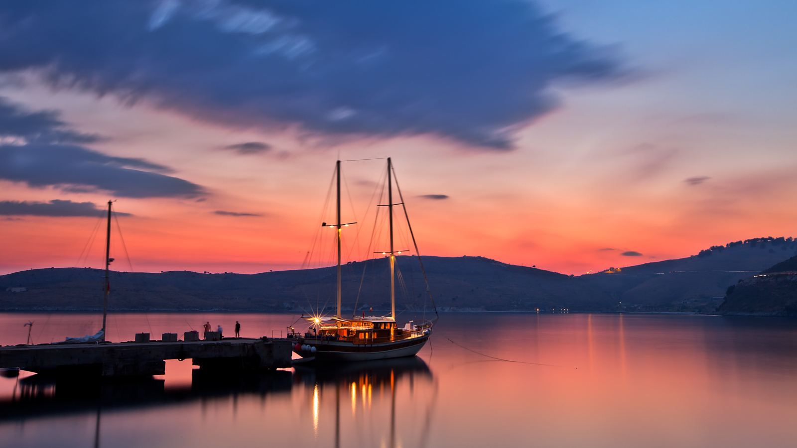 Яхта вечером у причала