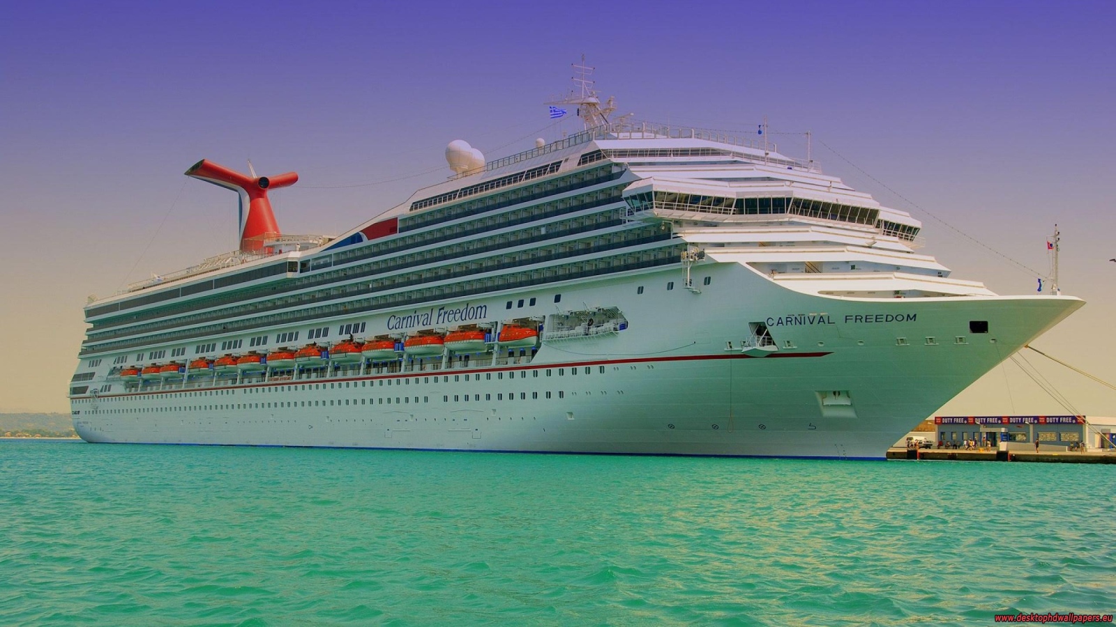 Круизный корабль на причале