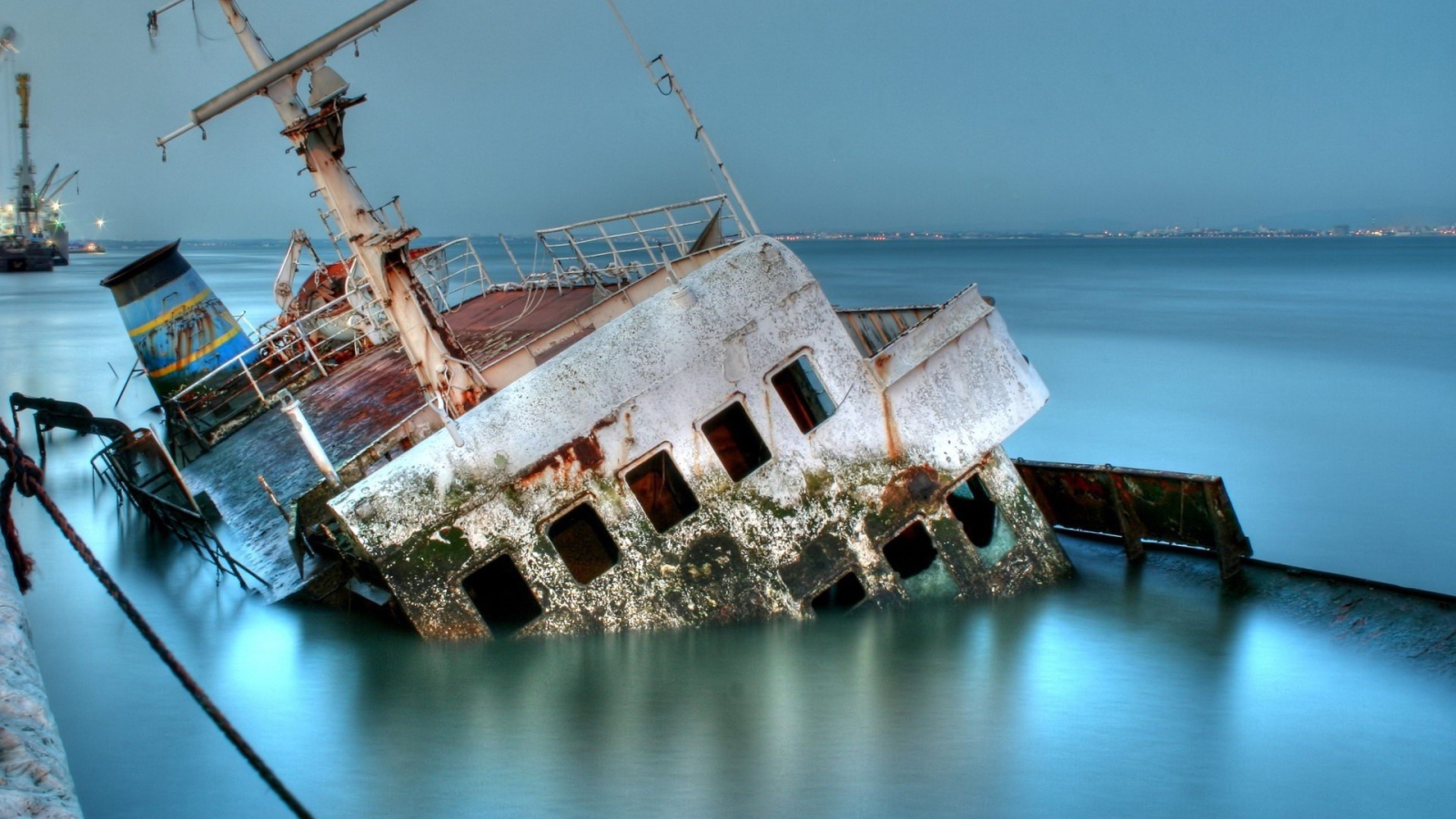 Затонувший морской корабль