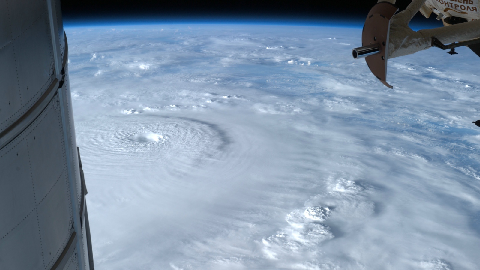 Вид на ураган из космоса