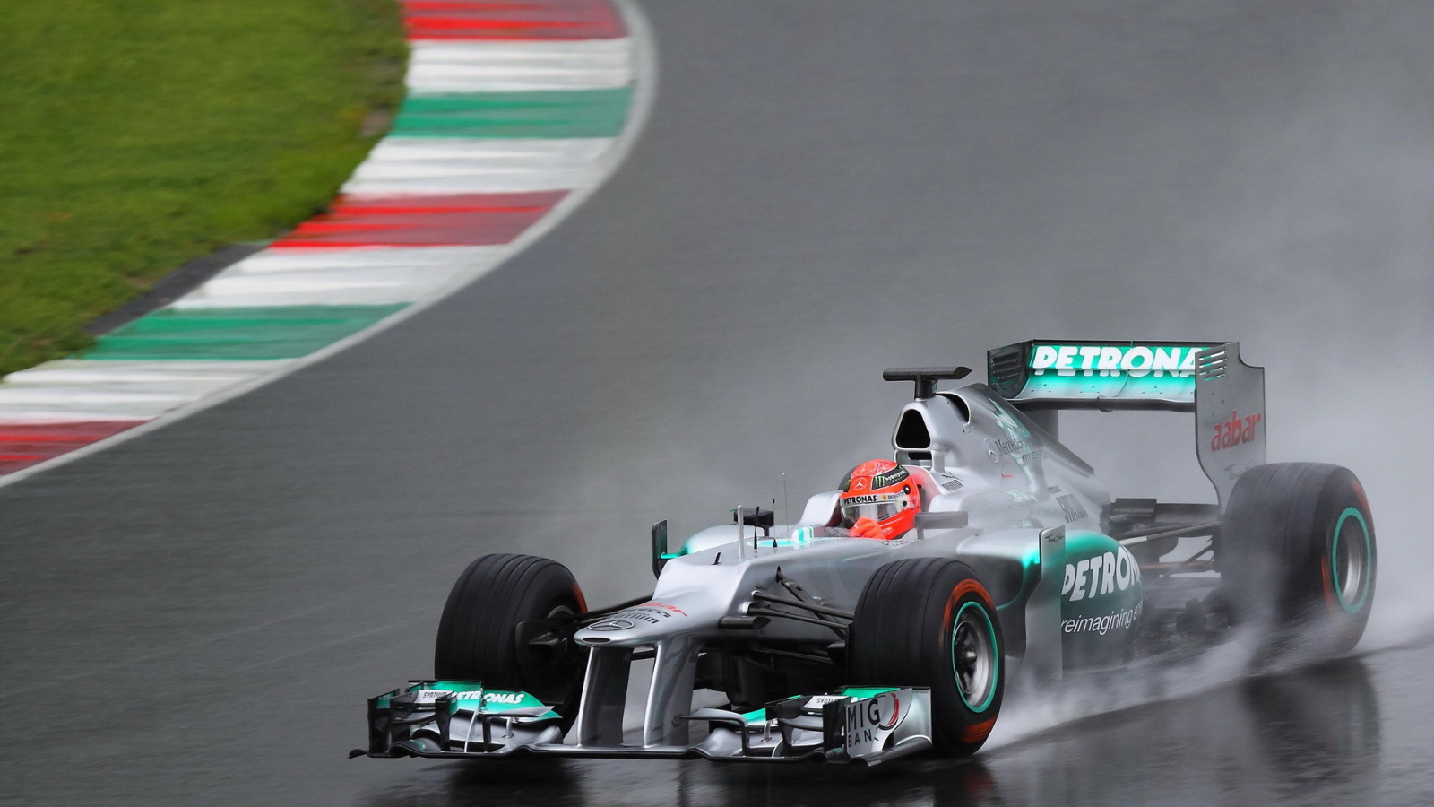 Болид на гоночной трассе