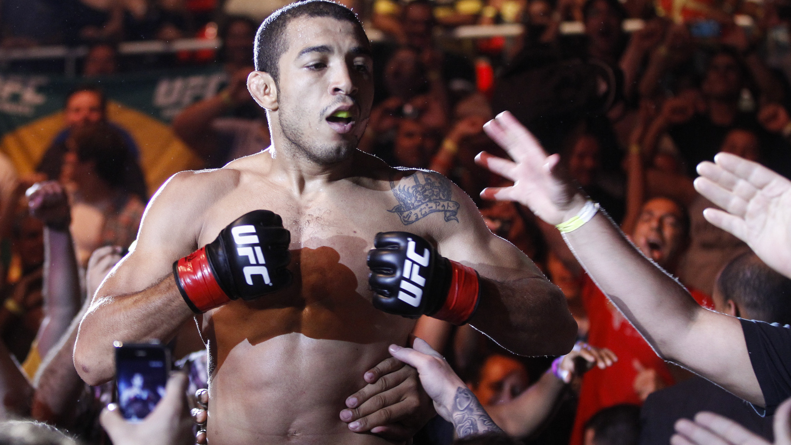 Популярный UFC боец Хосе Альдо