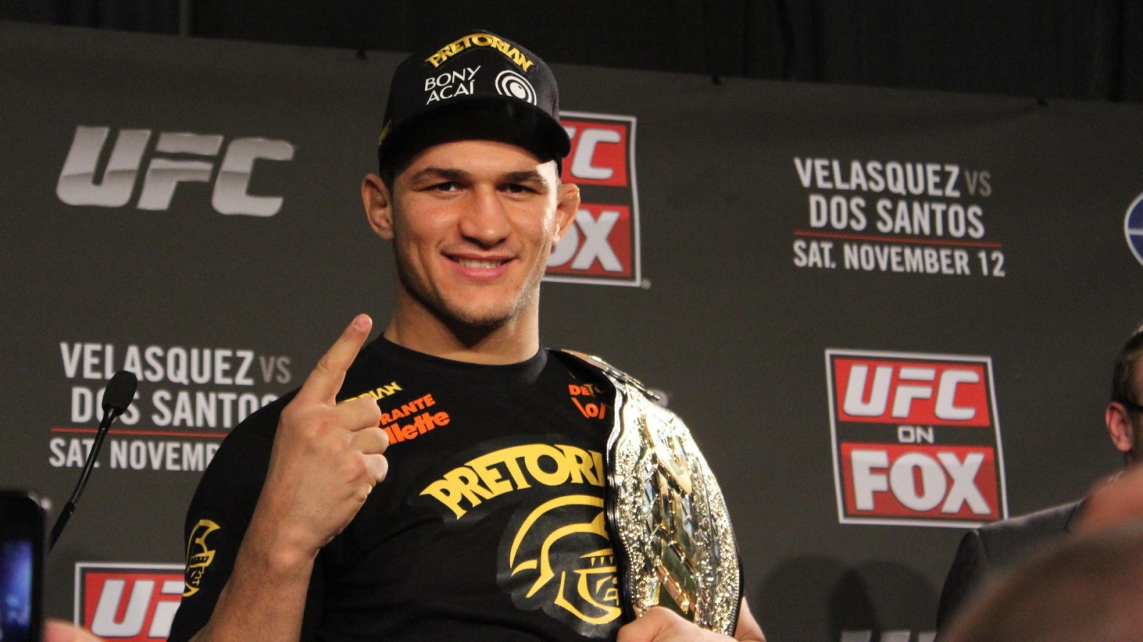 Популярный UFC боец Джуниор Дос Сантос