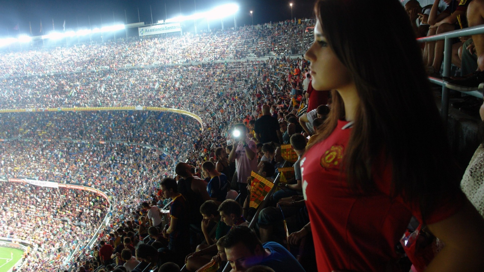 супер заполненный стадион