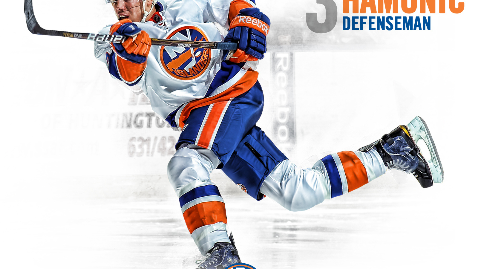 Хоккеист Джон Таварес забивает