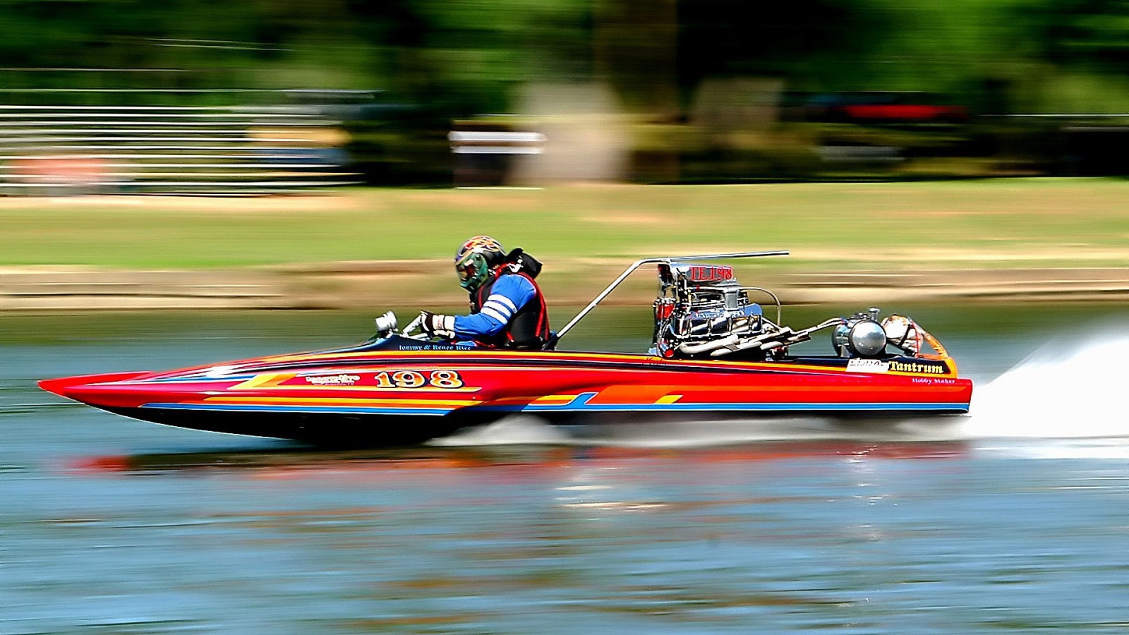	  Race on a motor boat