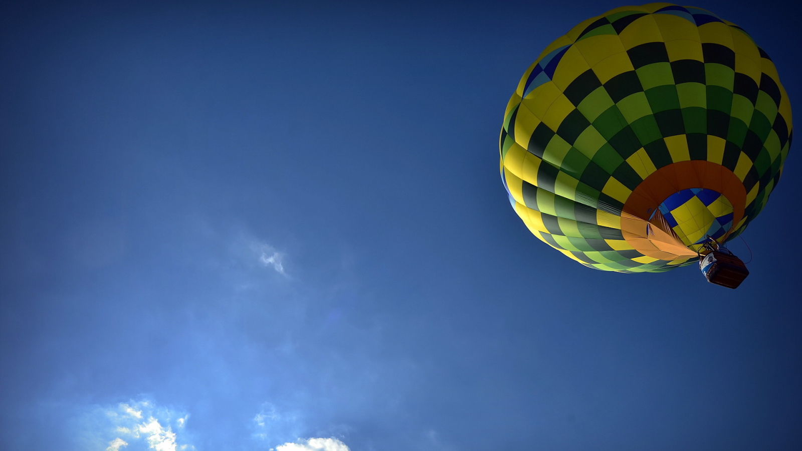 Воздушный шар в голубом небе