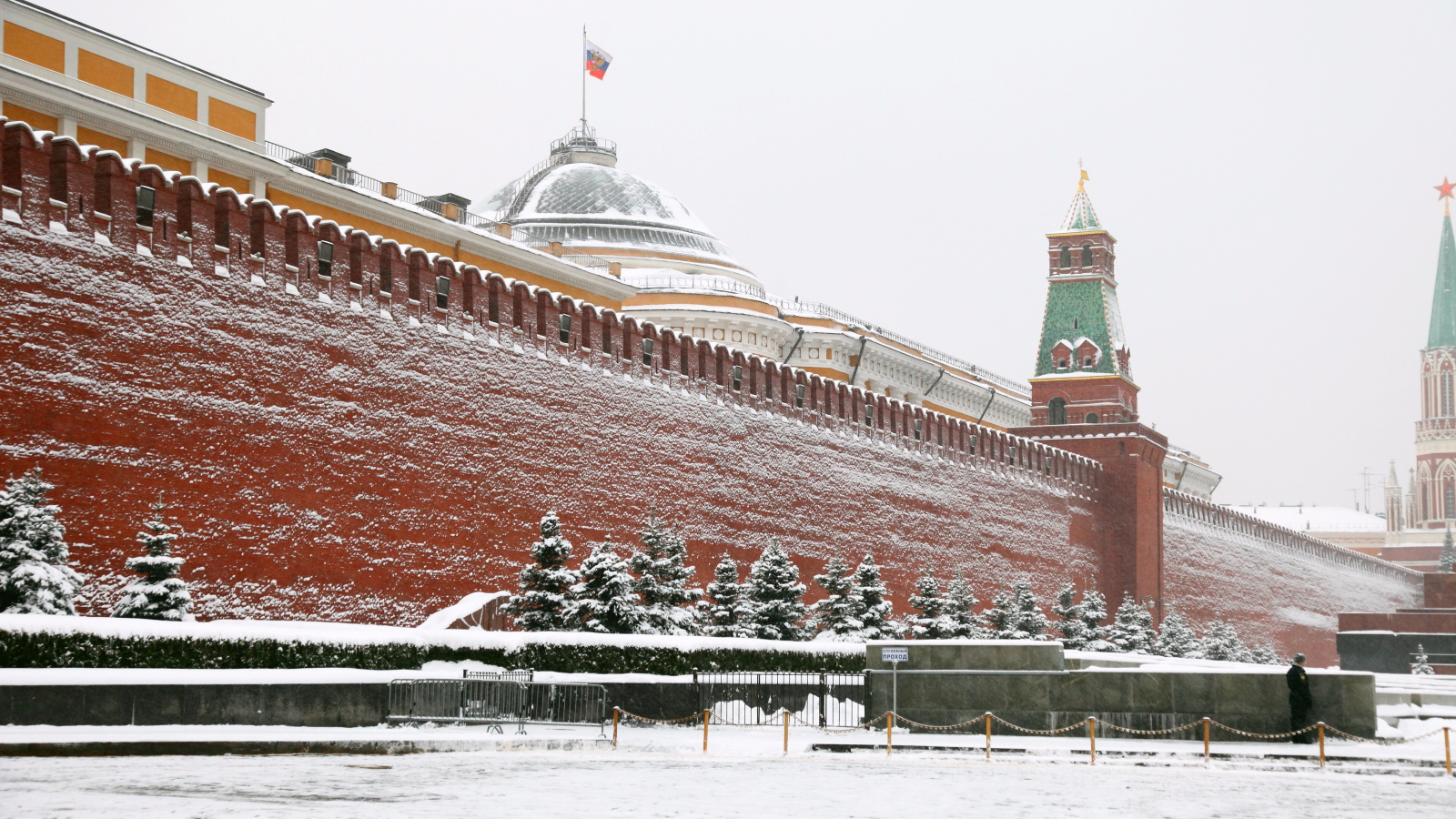Снег в Москве Кремль