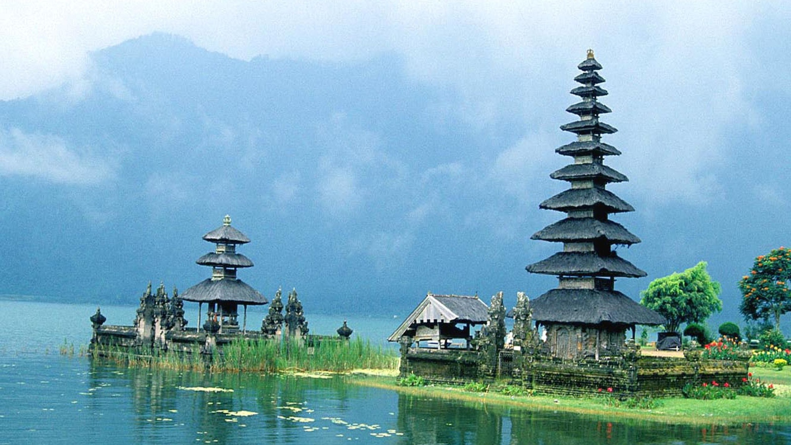Храм среди воды на Бали