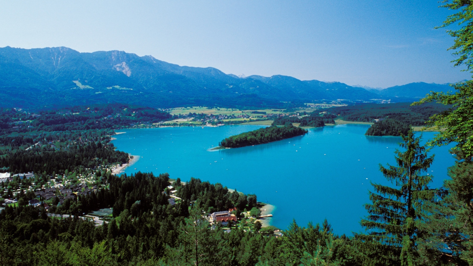 Красивое озеро на курорте Фаакер-Зее, Австрия