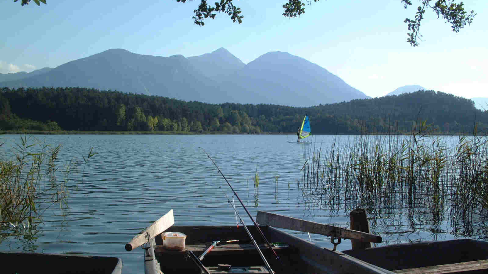 Лодка у берега озера Клопайнер Зее, Австрия