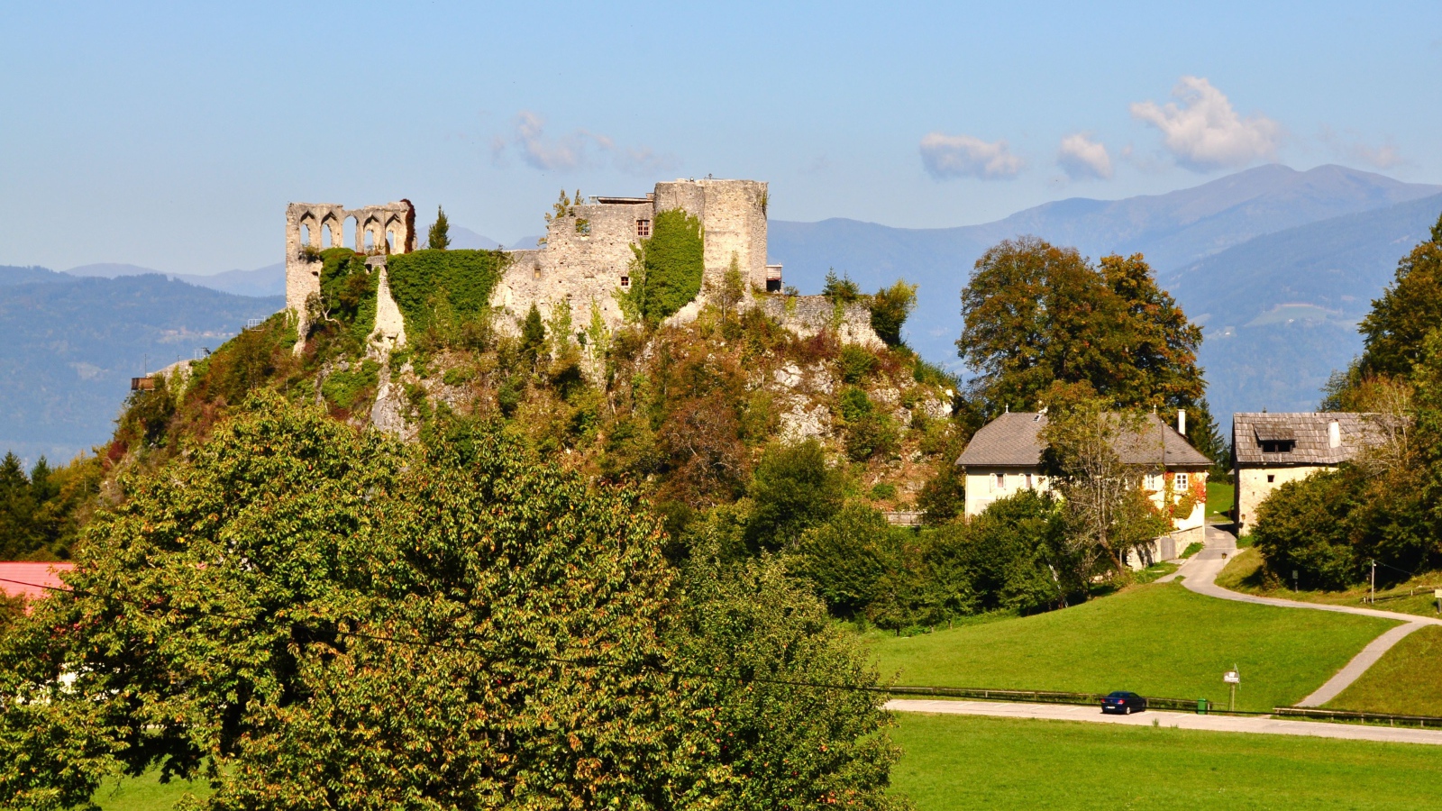 Развалины замка на курорте Фаакер-Зее, Австрия