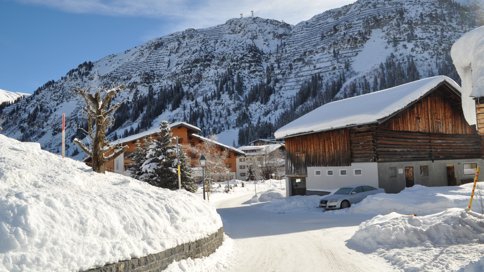 Городская улица на горнолыжном курорте Лех, Австрия