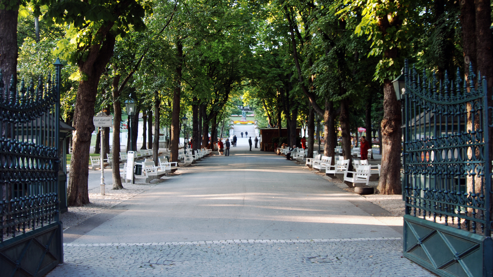 Вход в парк на курорте Баден, Австрия