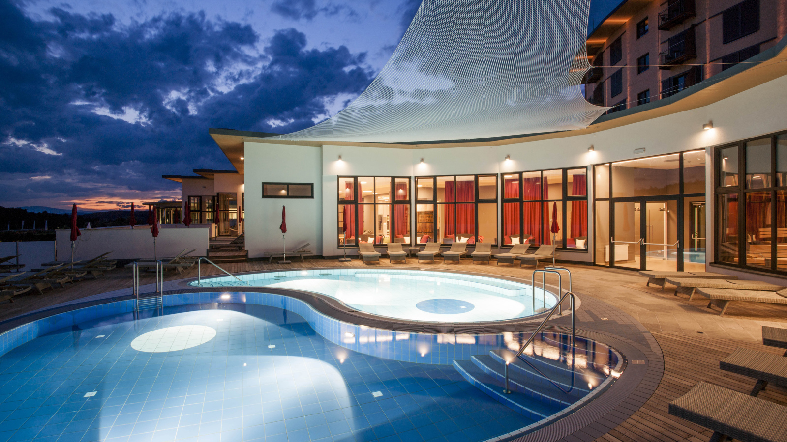 Вечерний бассейн на курорте Бад Татцмансдорф, Австрия