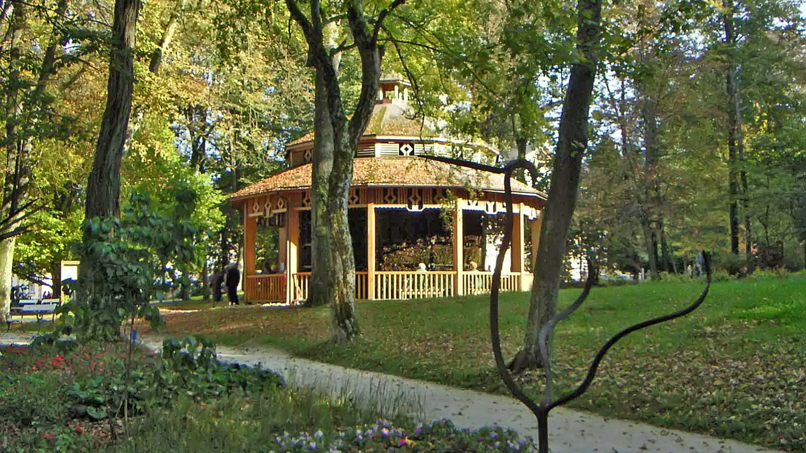 Беседка в парке на курорте Бад Халль, Австрия