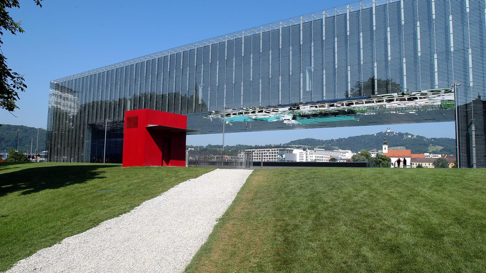 Стеклянное здание в городе Линц, Австрия