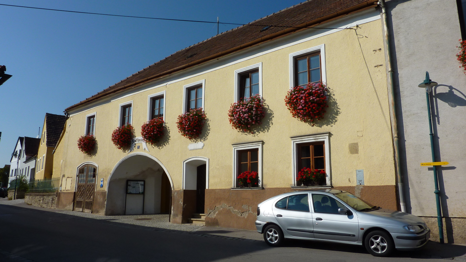 Дом с цветами в городе Лэнгенфельд, Австрия