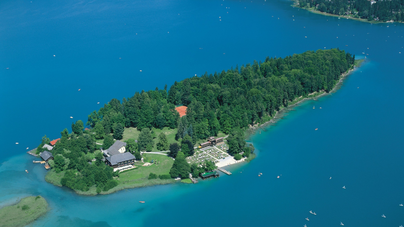 Остров на озере на курорте Фаакер-Зее, Австрия