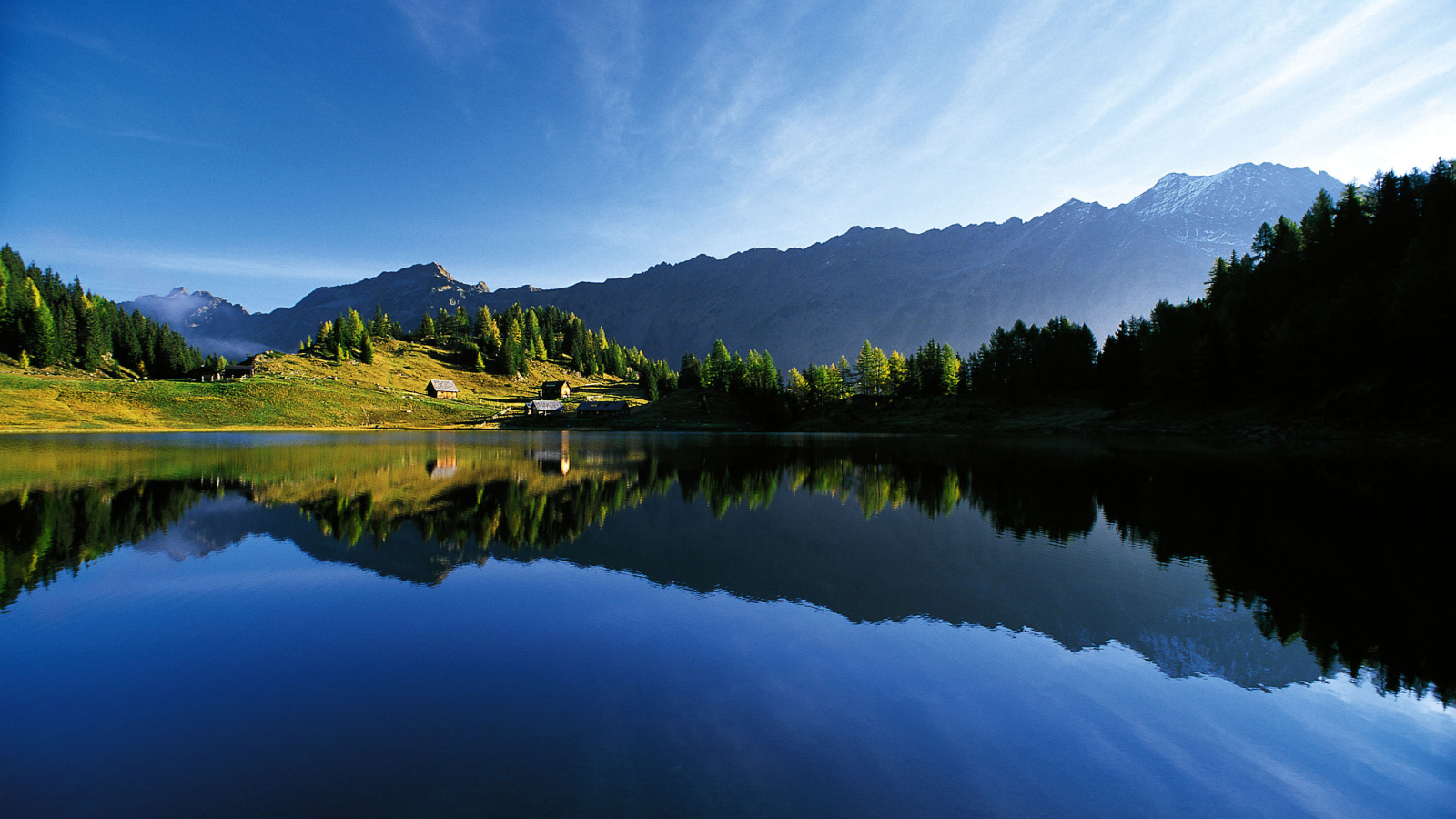Озеро в горах на курорте Бад Лойперсдорф, Австрия