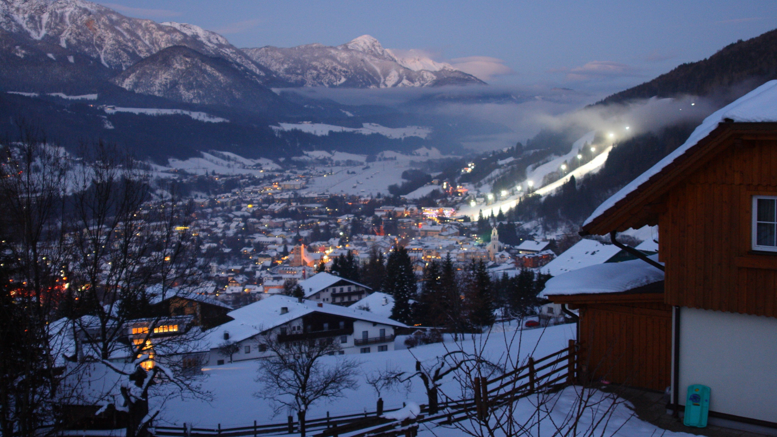 Ночные огни на горнолыжном курорте Шладминг, Австрия