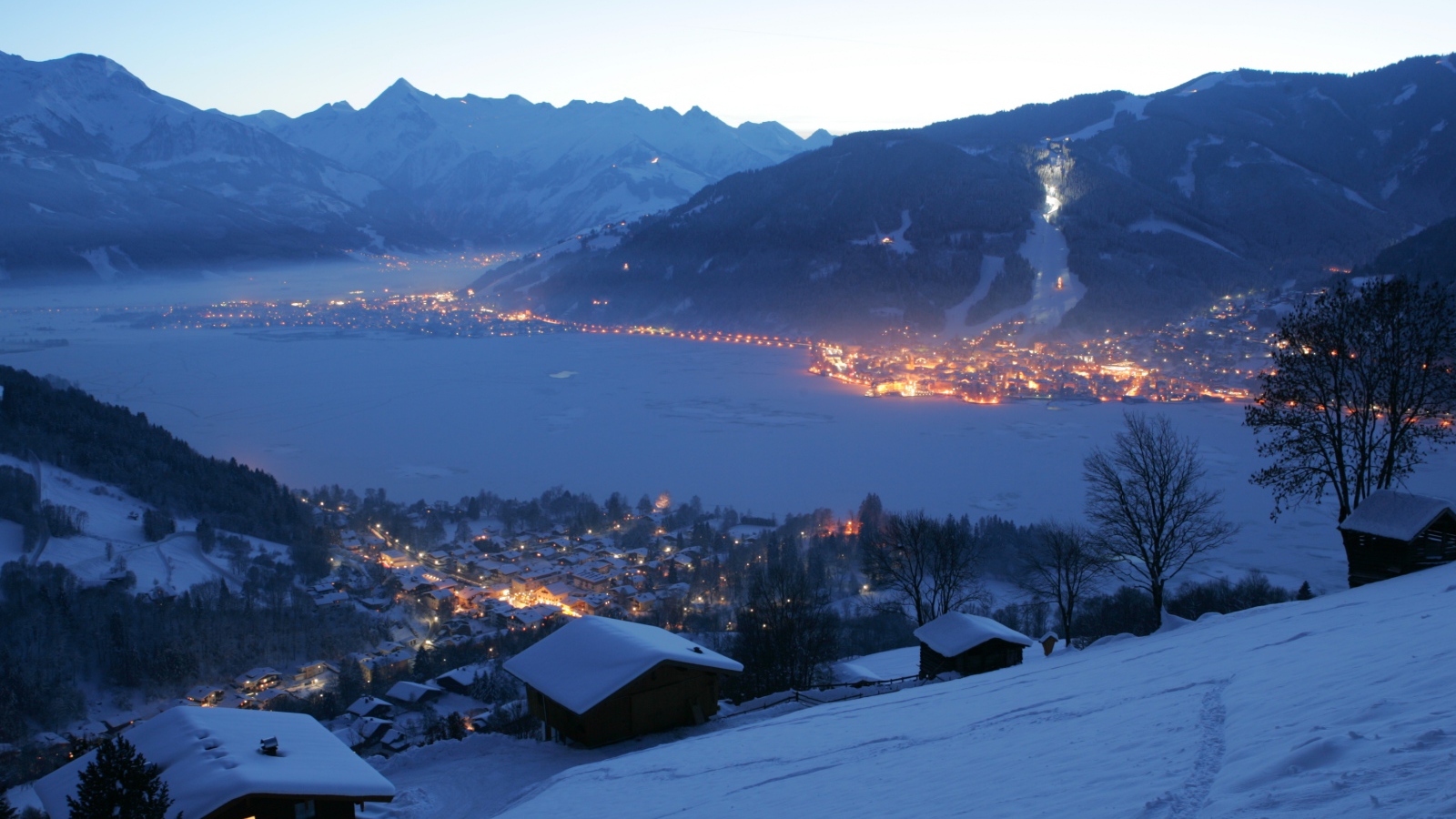 Ночные огни на курорте Цель-ам-Зее, Австрия