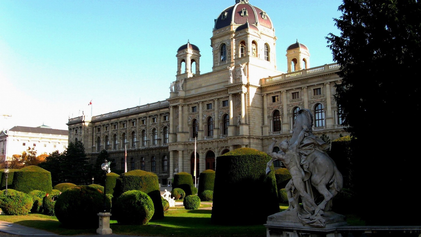 Парк перед дворцом в городе Вена, Австрия