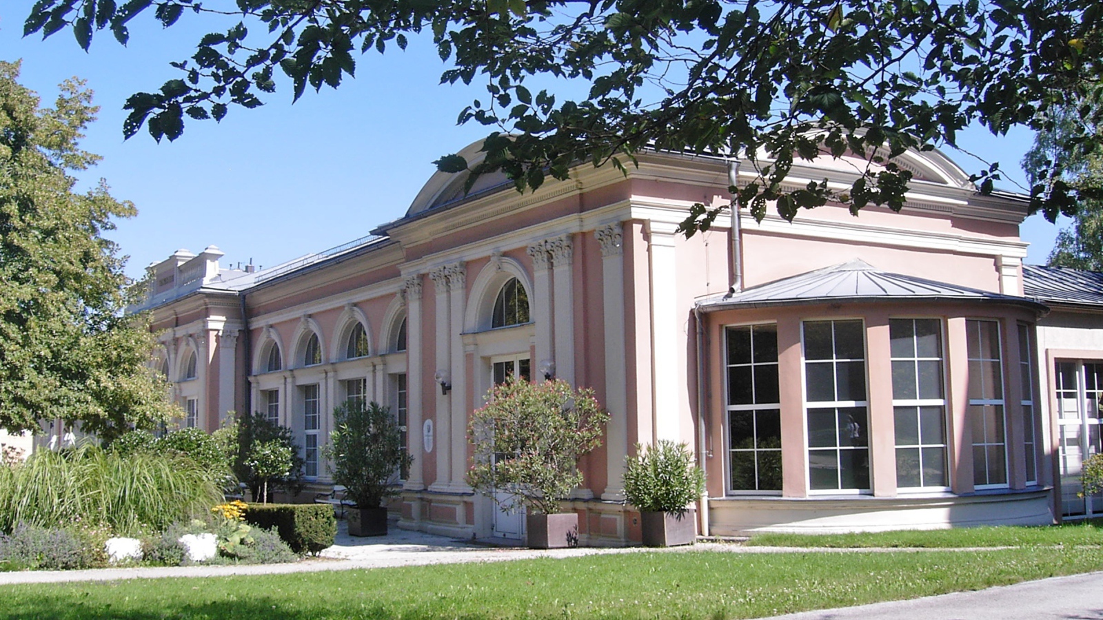 Розовое здание в парке на курорте Бад Халль, Австрия