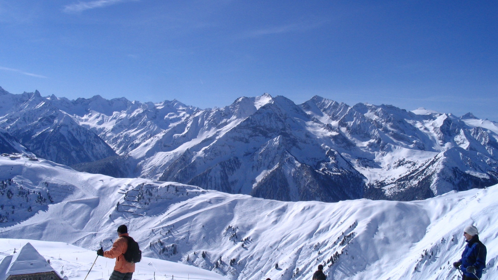 Лыжники на трассе на горнолыжном курорте Майрхофен, Австрия