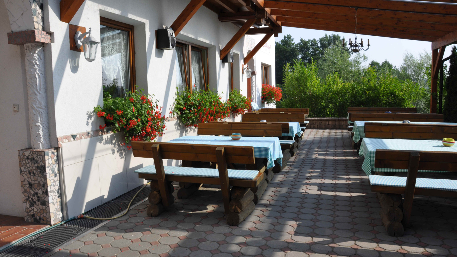 Уличное кафе на курорте Бад Лойперсдорф, Австрия