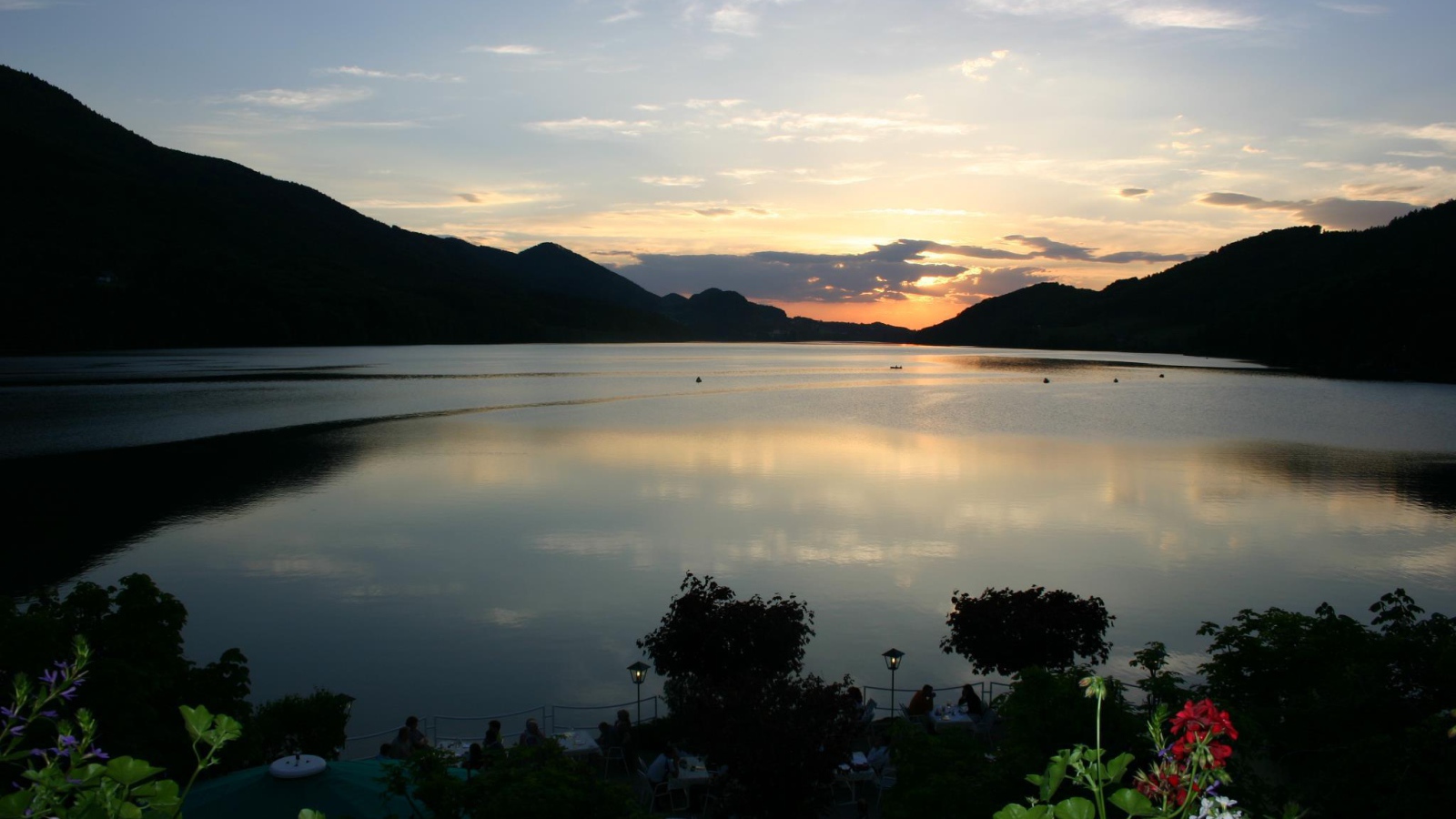 Закат над озером на курорте Бад Татцмансдорф, Австрия