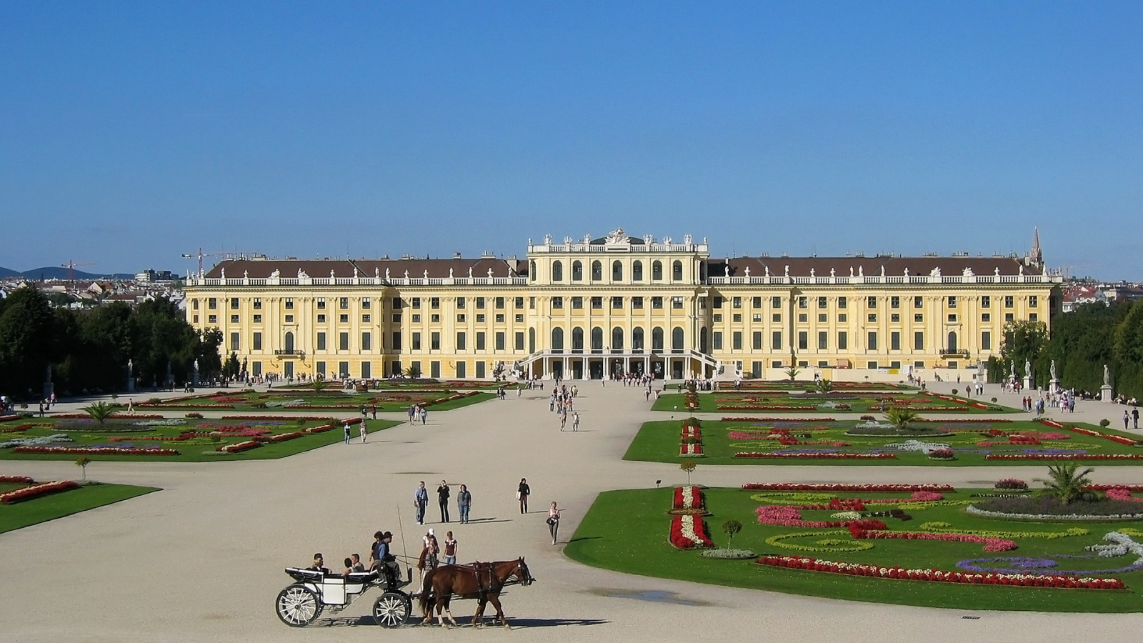 Площадь перед дворцом в городе Вена, Австрия