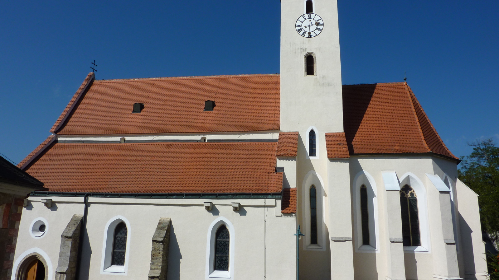Здание с часами в городе Лэнгенфельд, Австрия