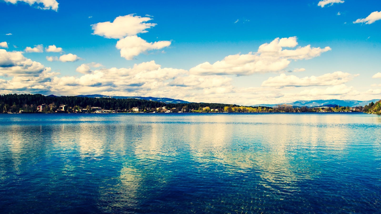 Водная гладь озера Клопайнер Зее, Австрия