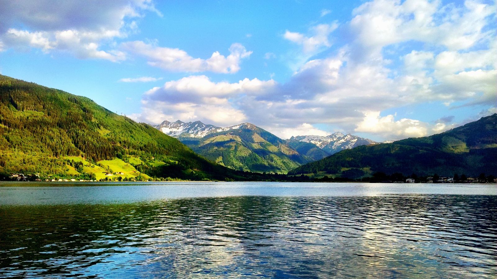 Водная гладь озера на курорте Цель-ам-Зее, Австрия