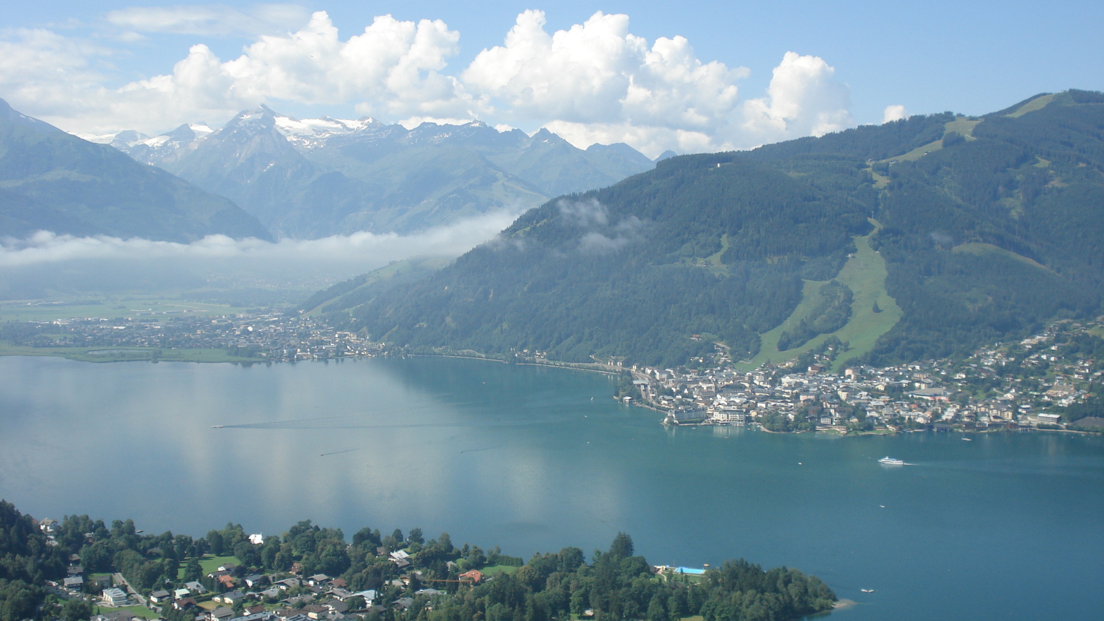 Город на побережье на курорте Цель-ам-Зее, Австрия