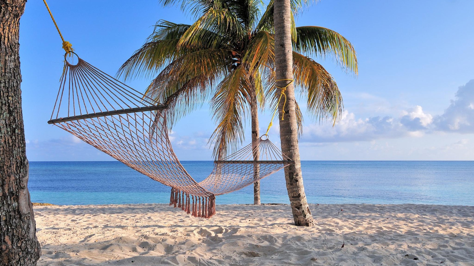 Гамак на пляже на курорте Гуардалавака, Куба