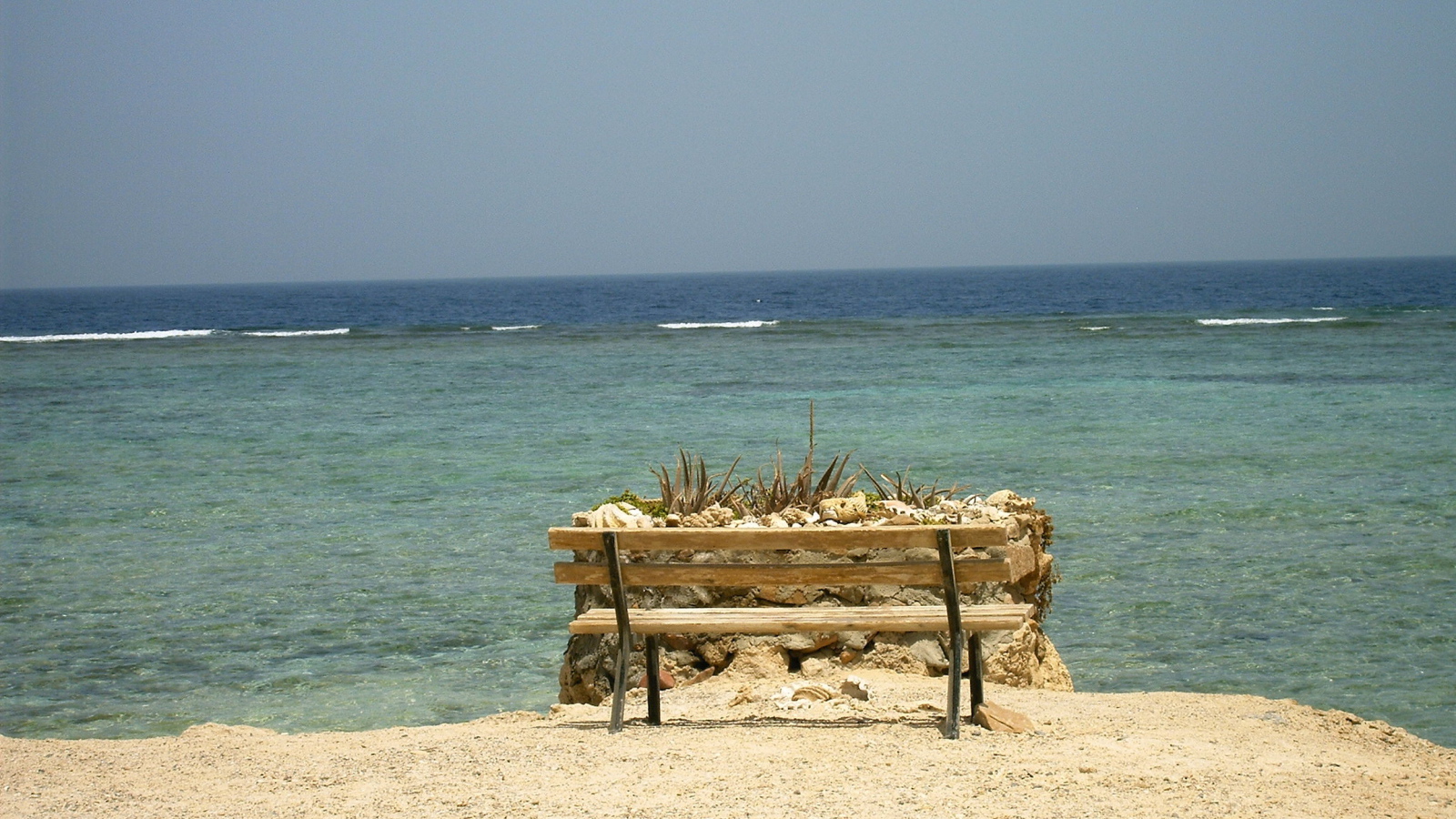 Лавка на пляже на курорте Эль Кусейр, Египет