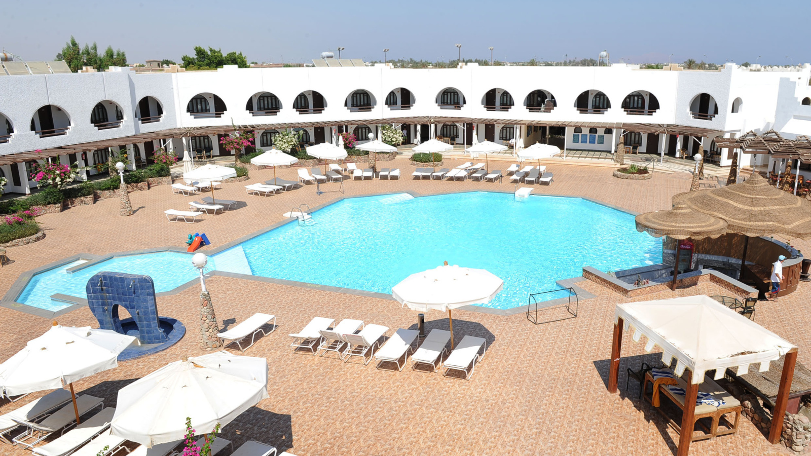 Бассейн в отеле на курорте Шарм эль Шейх, Египет