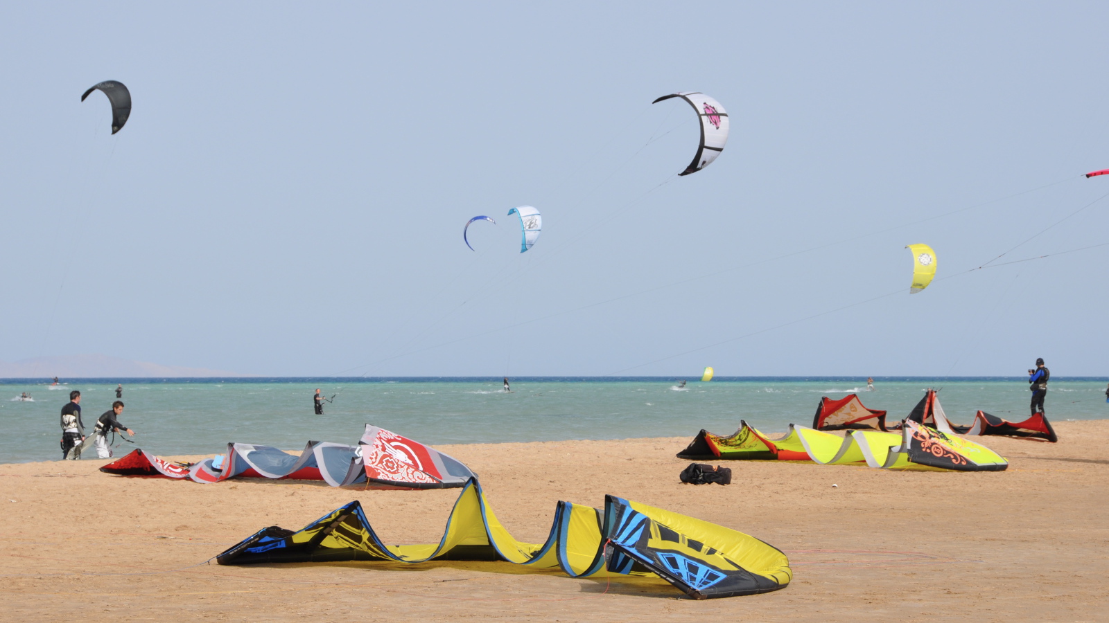 Отдых на пляже на курорте Эль Гуна, Египет