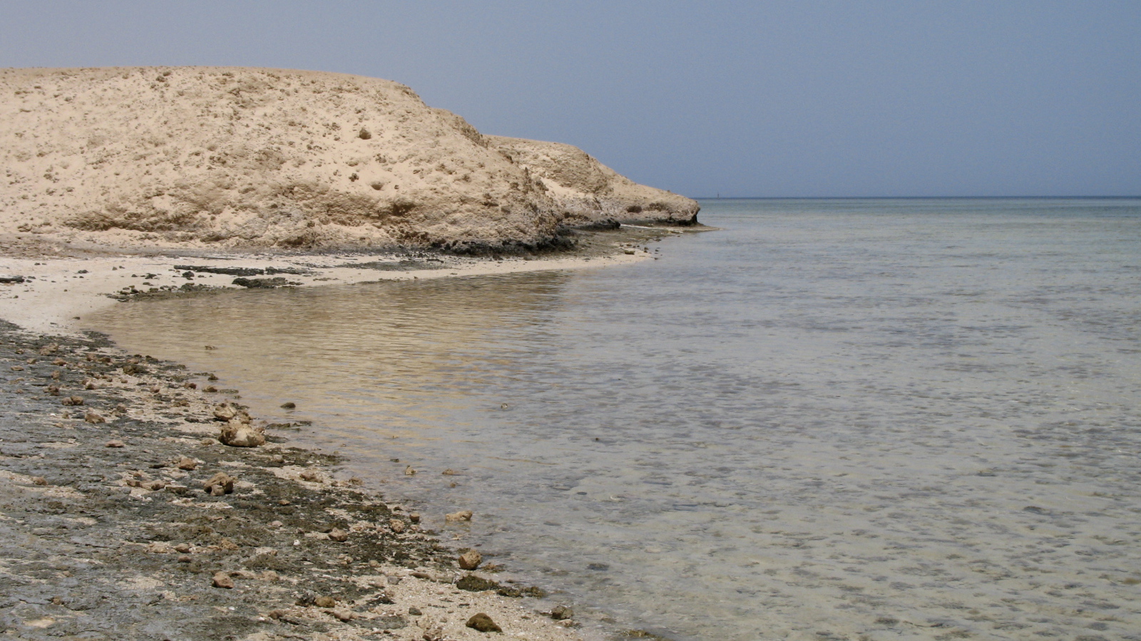 Скалистый берег на курорте Марса Алам, Египет