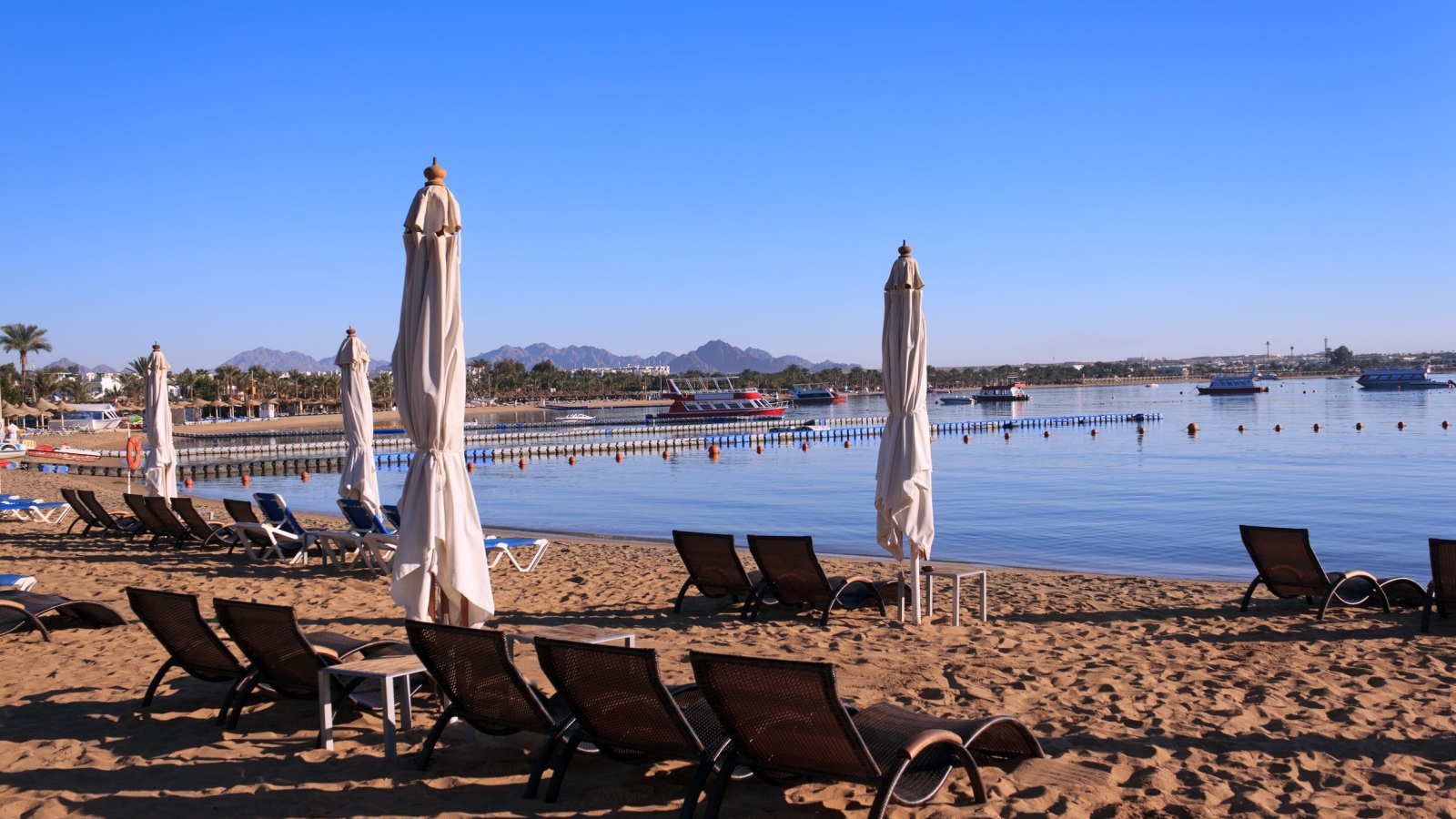 Весенний отдых на пляже на курорте Шарм эль Шейх, Египет